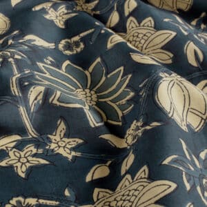 Katoenen voile batik bloemen marine