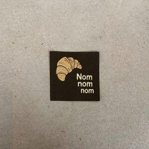 Van schie raamdecoratie & stoffen 2 Loop&label - nom nom nom - xxl label