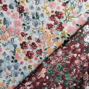 Van schie raamdecoratie & stoffen 11 Jacquard lilya bloemen lichtblauw/wijnrood