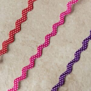 Van schie raamdecoratie & stoffen 3 Zigzagband stippen 5mm