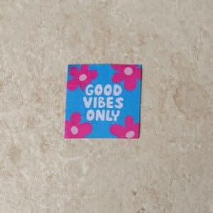 Van schie raamdecoratie & stoffen 11 Loop&label - good vibes only - xxl label