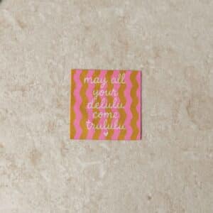 Van schie raamdecoratie & stoffen 12 Loop&label - may all you delulu - xxl label