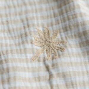 Van schie raamdecoratie & stoffen 2 Hydrofiel strepen geborduurde palmen beige/offwhite