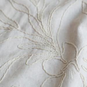 Denim geborduurde bloemen naturel