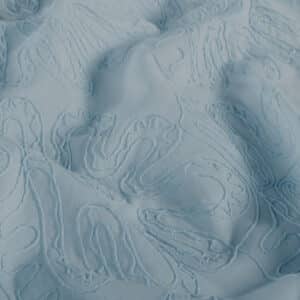 Poplin geborduurde bloemen lichtblauw