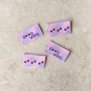 Van schie raamdecoratie & stoffen 6 Loop&label - good vibes - zijnaadlables (4 stuks)