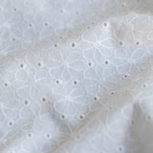 Poplin broderie bloemen schulprand offwhite