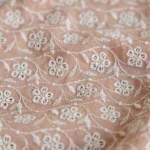 Katoen geborduurde bloemen zalmroze